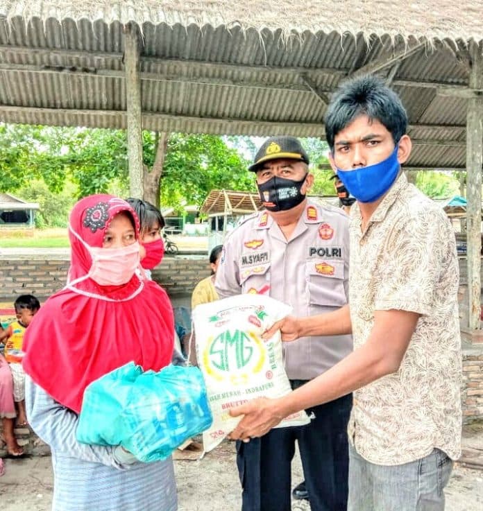 polisi_ini_terharu_melihat_gelandangan_yang_dijadikan_anak_angkat_ternyata_begini_faktanya