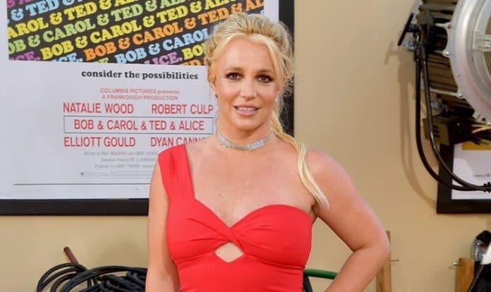 polisi_interogasi_britney_spears_usai_menari_berpakaian_seksi_dan_bermain_pisau
