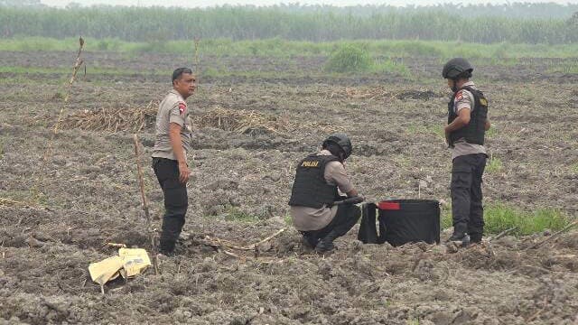 polisi_jinakkan_bom_kaleng_terduga_teroris_medan_isinya_besi_dan_baut