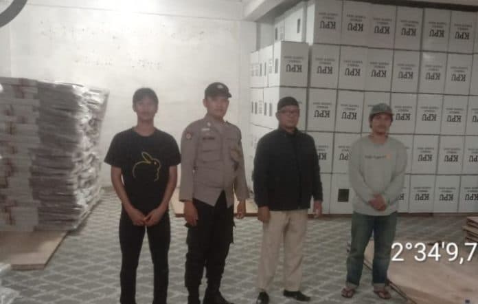 polisi_kawal_6555_kotak_suara_di_gudang_kpu_labura