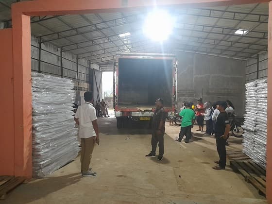 polisi_kawal_kedatangan_4396_logistik_pemilu_2024_di_tapteng