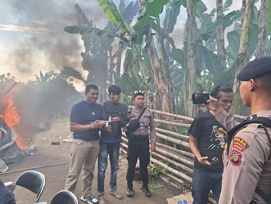 polisi_kembali_bakar_gubuk_narkoba_di_sunggal
