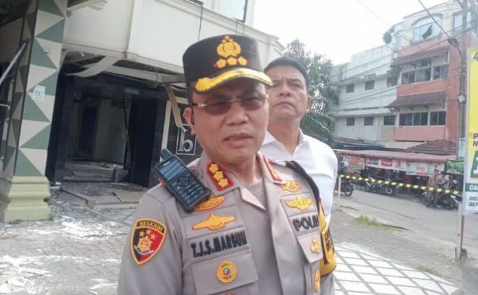 polisi_kepung_kampung_narkoba_lima_orang_pengedar_sabu_ditangkap