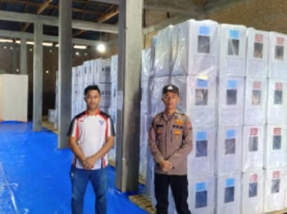 polisi_lakukan_pengamanan_logistik_pilkada_di_kpu_toba