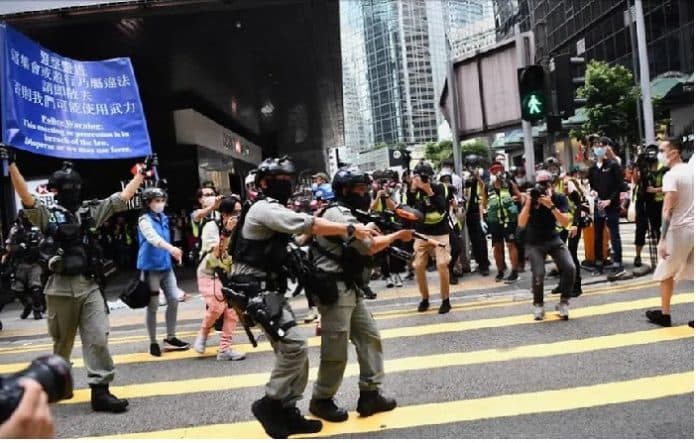 polisi_menembakkan_biji_lada_kepada_pengunjuk_rasa_hong_kong_180_orang_ditahan