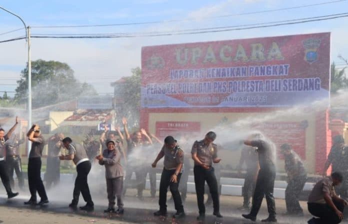 polisi_naik_pangkat_di_polresta_deli_serdang_disiram_water_cannon