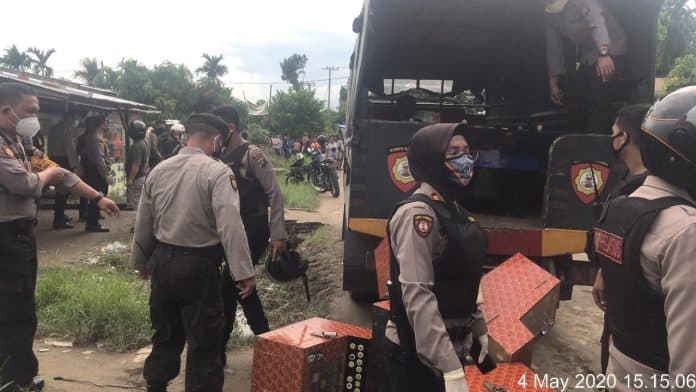 polisi_obrak_abrik_sarang_judi_dan_narkoba_di_jermal_15