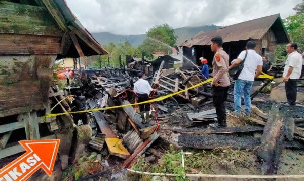 polisi_selidiki_penyebab_terbakarnya_rumah_adat_batak_toba_di_sianjur_mulamula