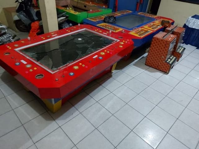 polisi_sempat_dihalangi_warga_judi_tembak_ikan_dan_jackpot_digrebek