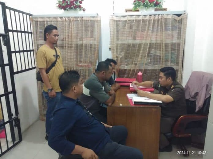 polisi_serahkan_tiga_tersangka_penganiayaan_anak_ke_kejari