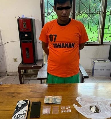 polisi_tangkap_pria_terlibat_sabu_dan_ganja_dari_kebun_sawit_di_bandar_selamat