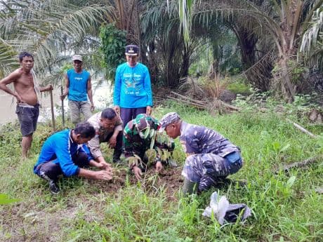 polisi_tni_gotong_royong_dan_tanam_pohon_di_bantaran_sungai_padang_sergai