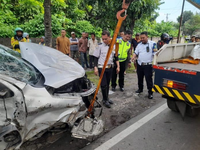 polisi_ungkap_kronologi_mobil_tabrak_trotoar_di_jalan_tb_simatupang_medan