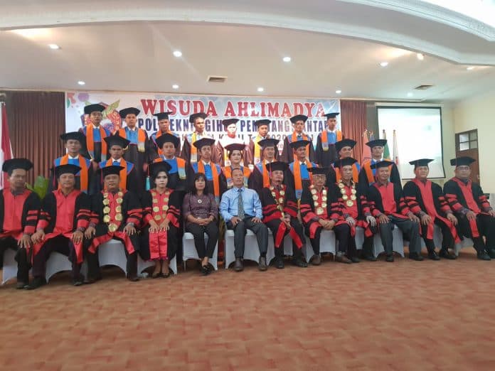 politeknik_gihon_siantar_kukuhkan_48_wisudawan_terbaik_program_ahli_madya