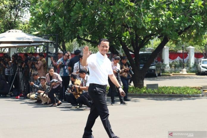 politikus_pdi_perjuangan_juliari_batubara_merapat_ke_istana