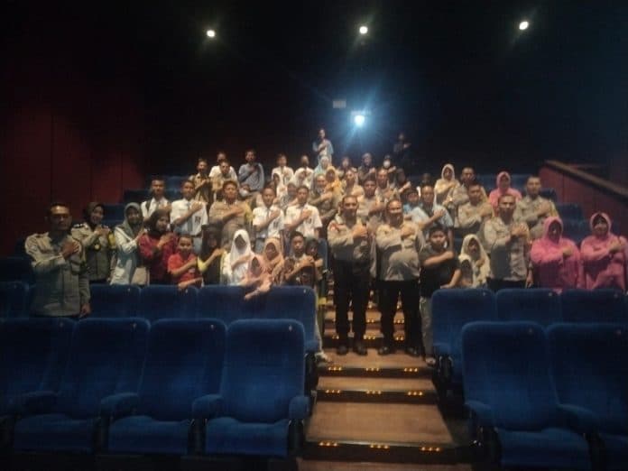polres_asahan_ajak_pelajar_nonton_film_edukasi_bahaya_tawuran
