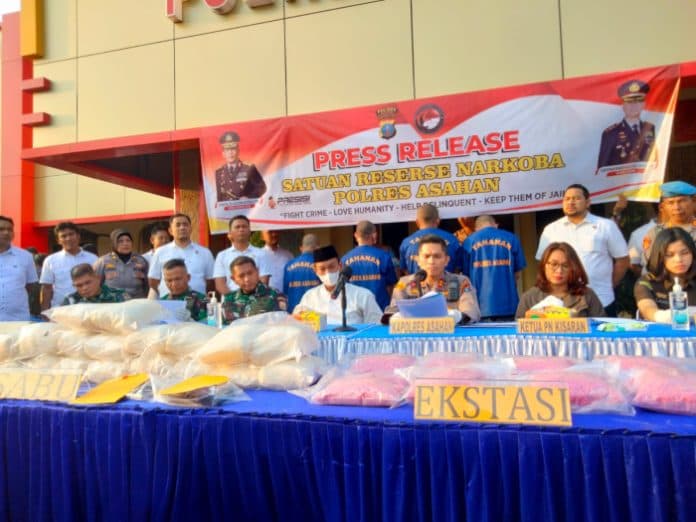 polres_asahan_gagalkan_peredaran_20_kg_sabu_dan_40_ribu_pil_ekstasi_empat_tersangka_diamankan