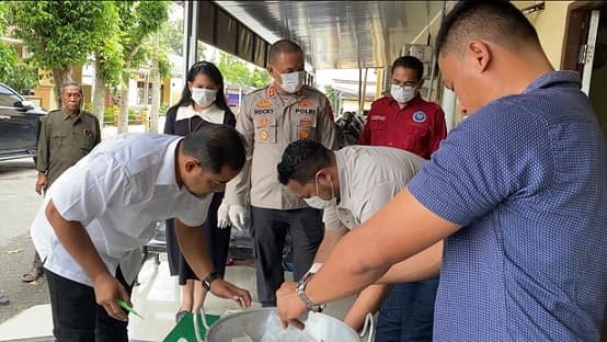 polres_asahan_musnahkan_6_kg_sabu_dengan_cara_direbus
