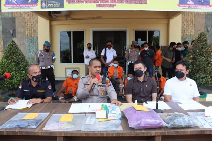 polres_asahan_tangkap_5_perampok_dan_3_penadah_truk_sawit