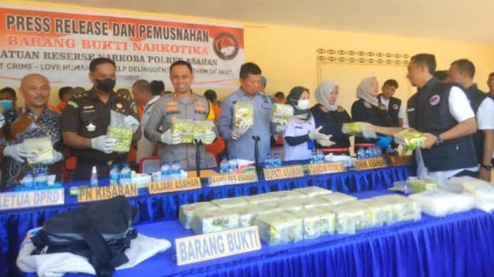 polres_asahan_tangkap_dua_pengedar_sabu_25_kilogram_di_marendal_deli_serdang