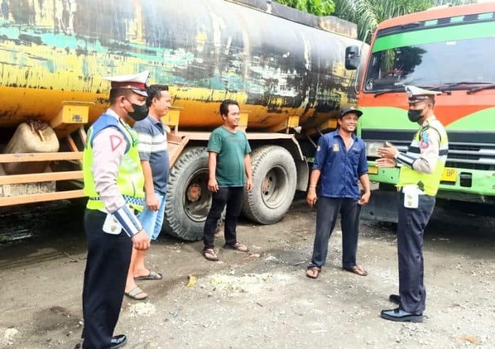 polres_batu_bara_ingatkan_sopir_kalau_mengantuk_langsung_istirahat