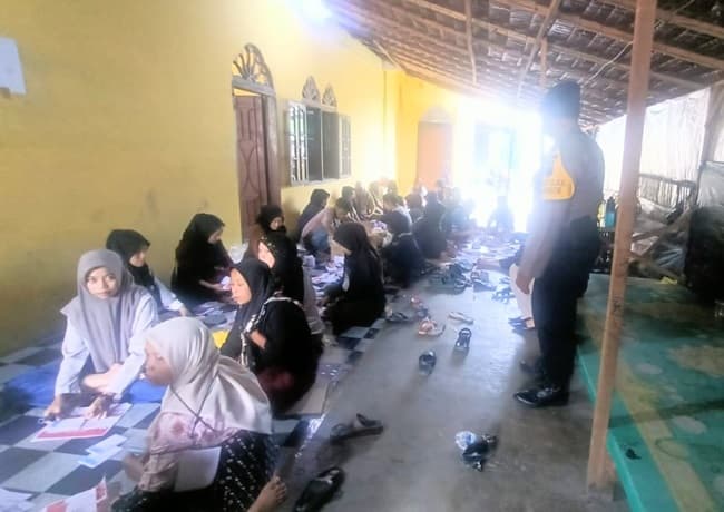polres_batu_bara_kawal_pelipatan_kertas_surat_suara_pilkada_tahun_2024