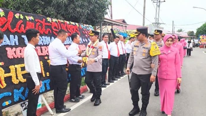 polres_batu_bara_lepas_kapolres_lama_dengan_upacara_pedang_pora