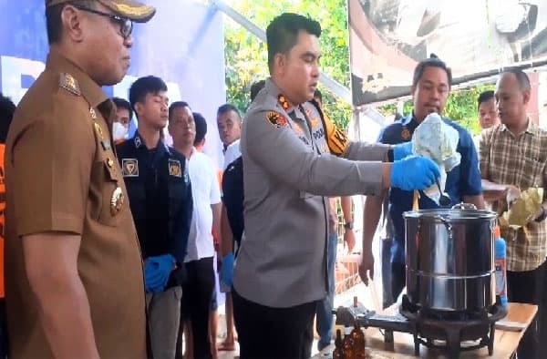 polres_batu_bara_musnahkan_barang_bukti_2_kg_sabu