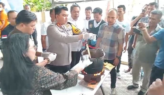 polres_batu_bara_musnahkan_barang_bukti_sabu_dan_ganja
