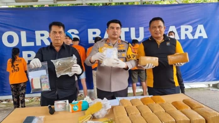 polres_batu_bara_pamerkan_29_tersangka_barbuk_1_kg_sabu_dan_21_kg_ganja