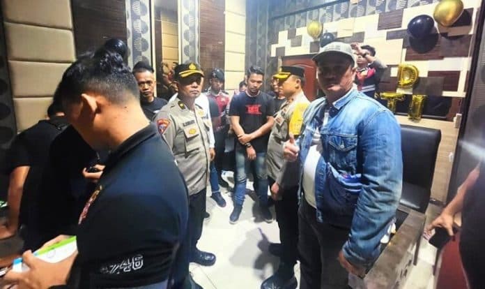 polres_batu_bara_proses_hukum_14_pengunjung_karaoke_family_singapore_land_positif_narkoba