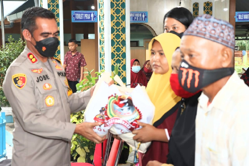 polres_batu_bara_salurkan_1000_paket_sembako_untuk_kaum_duafa