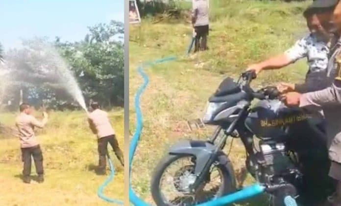 polres_batu_bara_simulasikan_pemadaman_api_gunakan_sepeda_motor_modifikasi