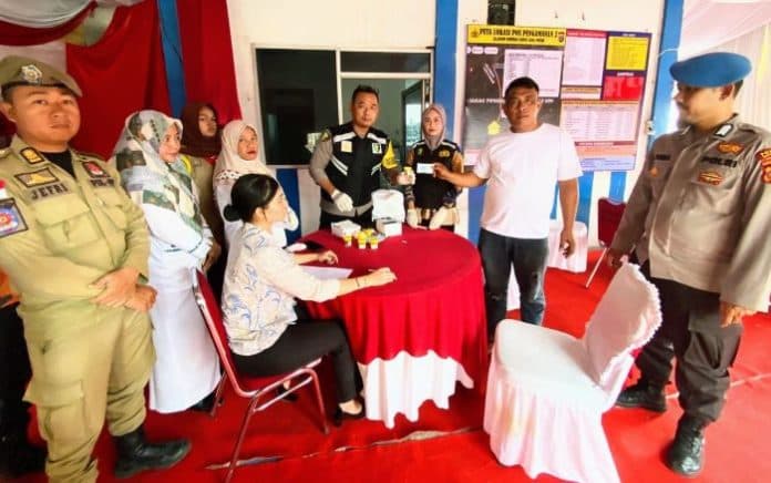 polres_batu_bara_test_urine_10_pengemudi_seluruhnya_negatif_narkoba