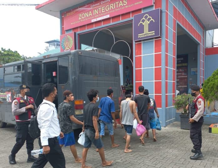 polres_batu_bara_titipkan_13_tahanan_narkoba_ke_lapas_iia_labuhan_ruku