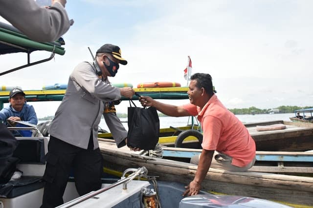 polres_belawan_bagikan_150_paket_sembako_kepada_nelayan