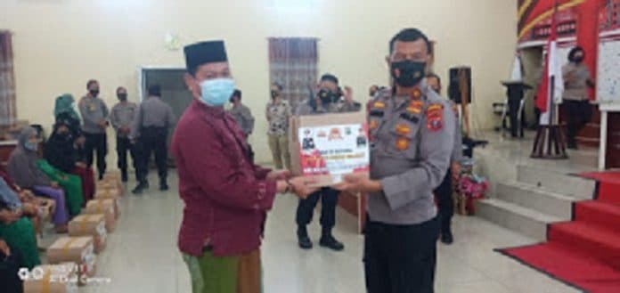 polres_belawan_bagikan_ratusan_paket_sembako_kepada_warga_kurang_mampu