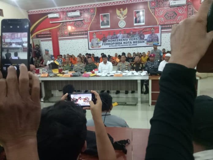 polres_belawan_konferensi_pers_49_tersangka_pelaku_kejahatan_diamankan