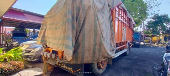 polres_dairi_amankan_1_unit_truk_fuso_diduga_bermuatan_pupuk_subsidi