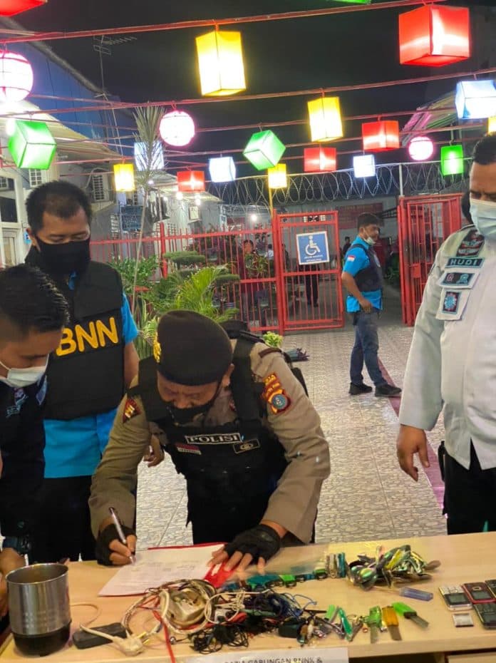 polres_dan_bnnk_deli_serdang_razia_lapas_lubuk_pakam