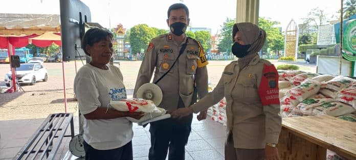 polres_dan_pemko_tebing_tinggi_salurkan_bantuan_kepada_lansia