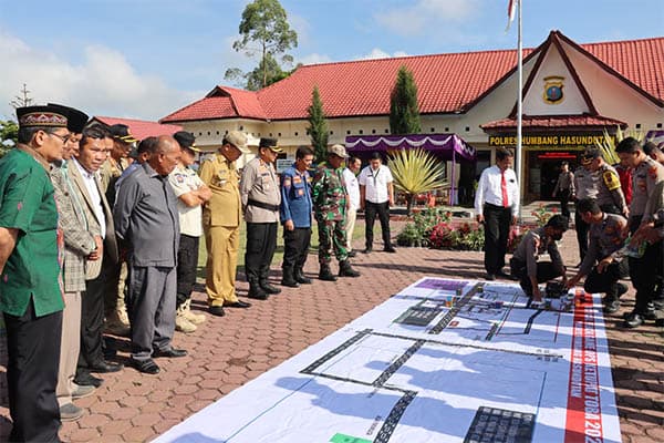 polres_humbahas_gelar_latpraops_dan_tfg_ops_ketupat_toba_2024