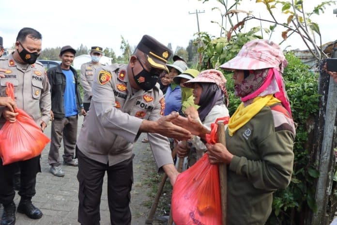 polres_karo_bagikan_bantuan_sosial_kepada_masyarakat_terdampak_kenaikan_harga_bbm