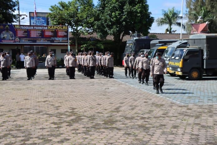 polres_karo_gelar_apel_persiapan_pendataan_masyarakat_penerima_bantuan_tunai