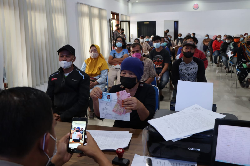 polres_karo_serahkan_bantuan_tunai_untuk_pedagang_k_5