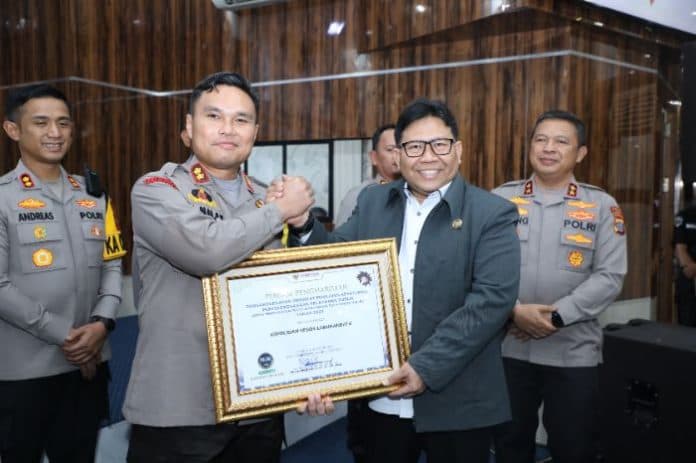 polres_labuhanbatu_terima_penghargaan_predikat_penilaian_kepatuhan_penyelenggaraan_pelayanan_publik