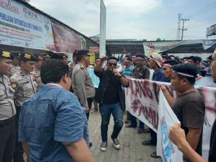 polres_labusel_amankan_proses_unjuk_rasa_di_kantor_desa