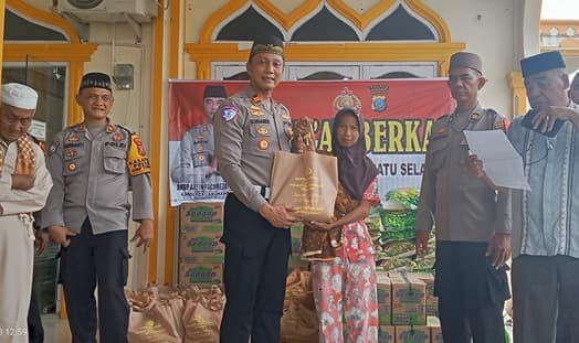 polres_labusel_berbagi_kebahagiaan_kepada_warga_yang_kurang_mampu