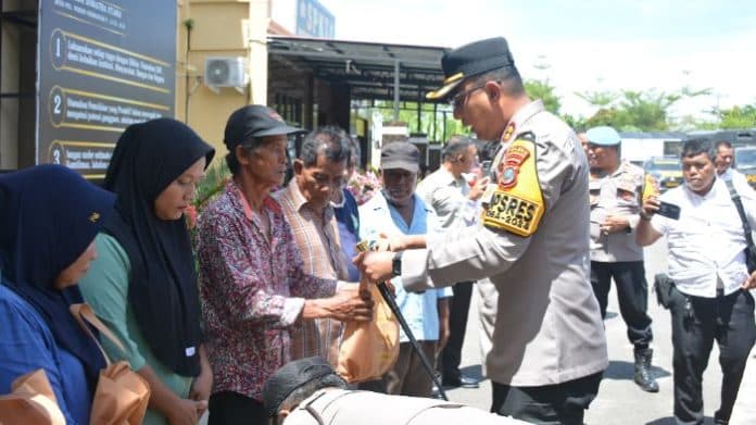 polres_labusel_salurkan_bansos_kepada_warga_yang_sakit_dan_kurang_mampu