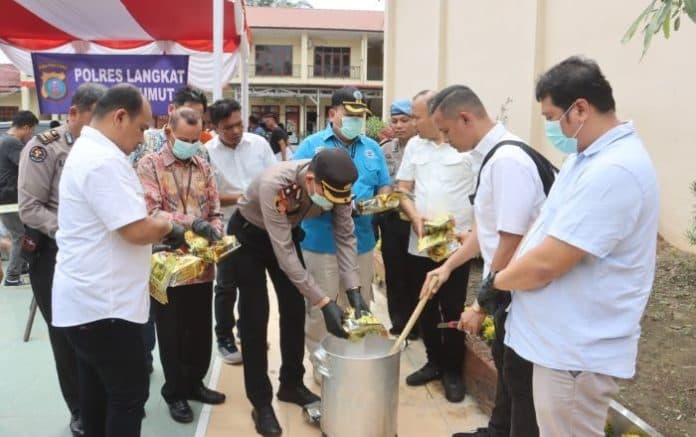 polres_langkat_musnahkan_90_kg_ganja_dan_9_kg_lebih_sabu